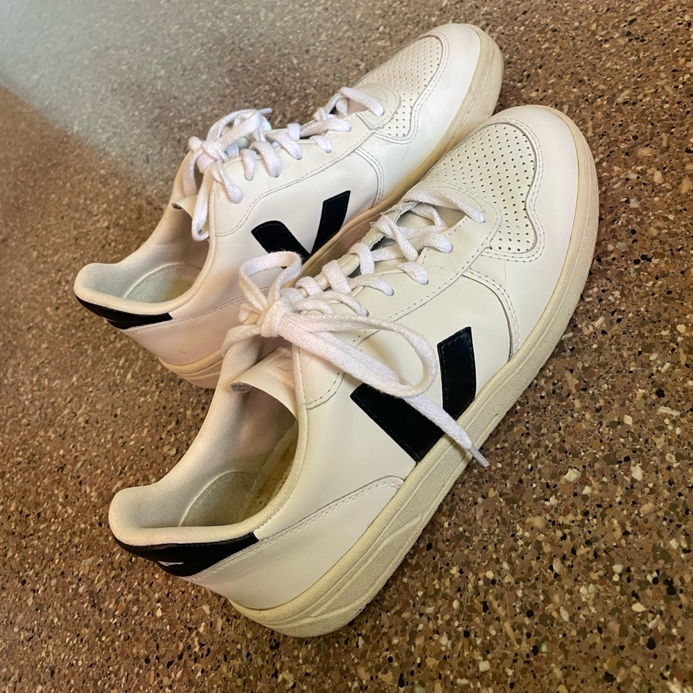 Men’s size 9 Vejas